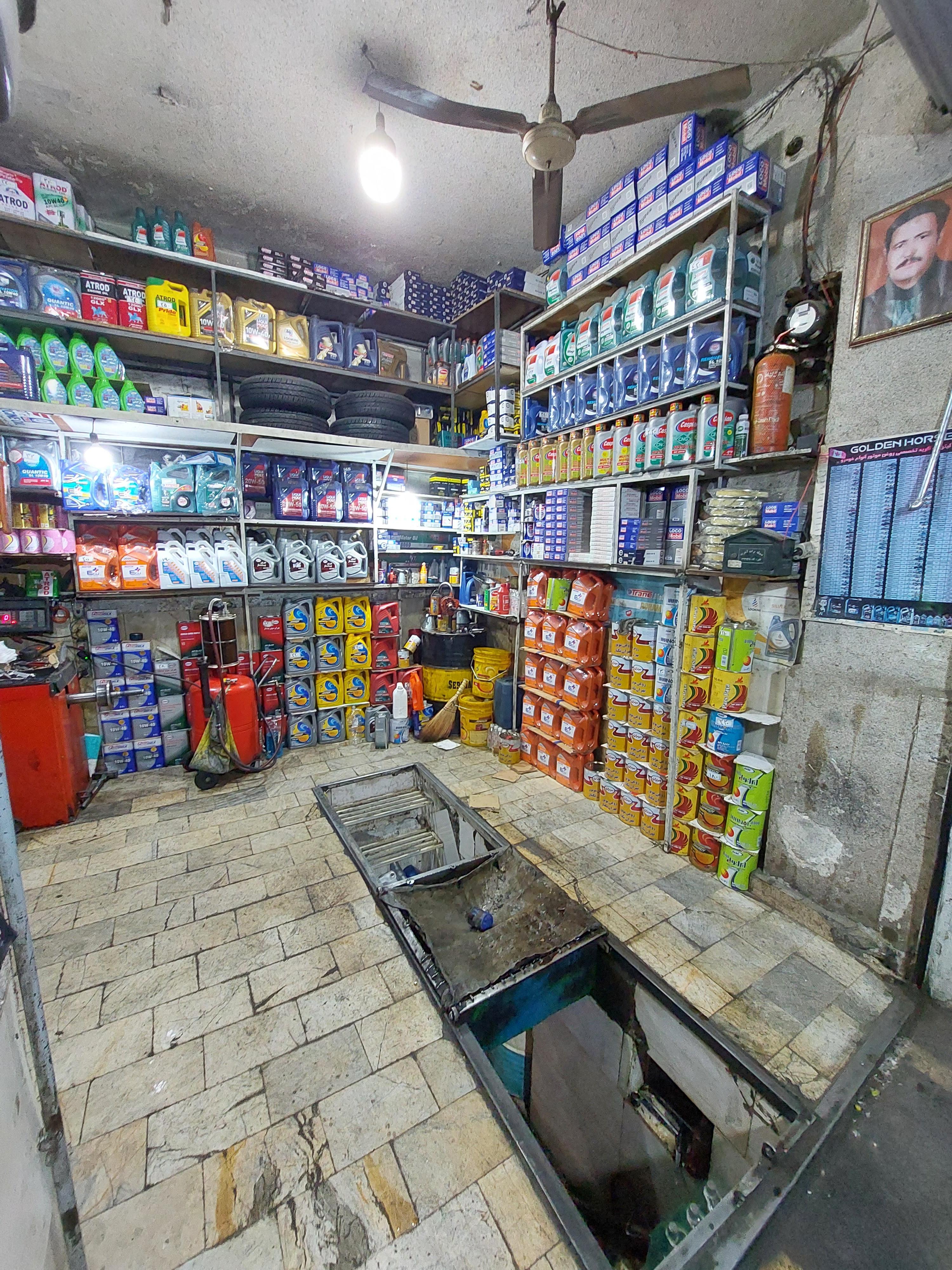 تعویض روغنی و پنچرگیری اتومبیل حاج علی