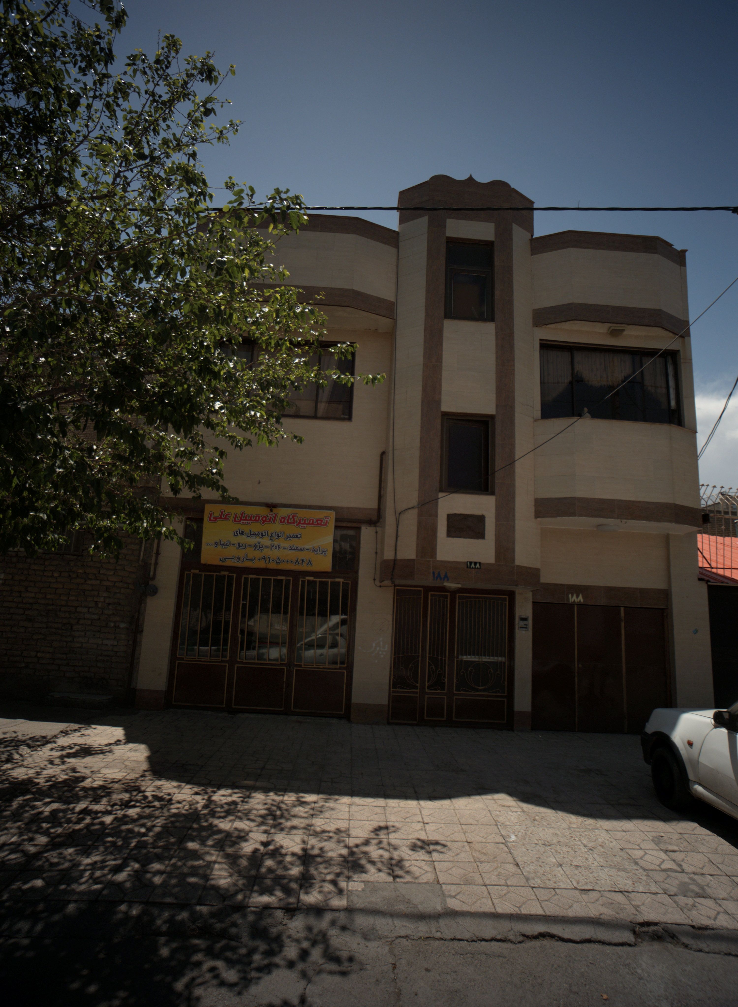 تعمیرگاه اتومبیل علی