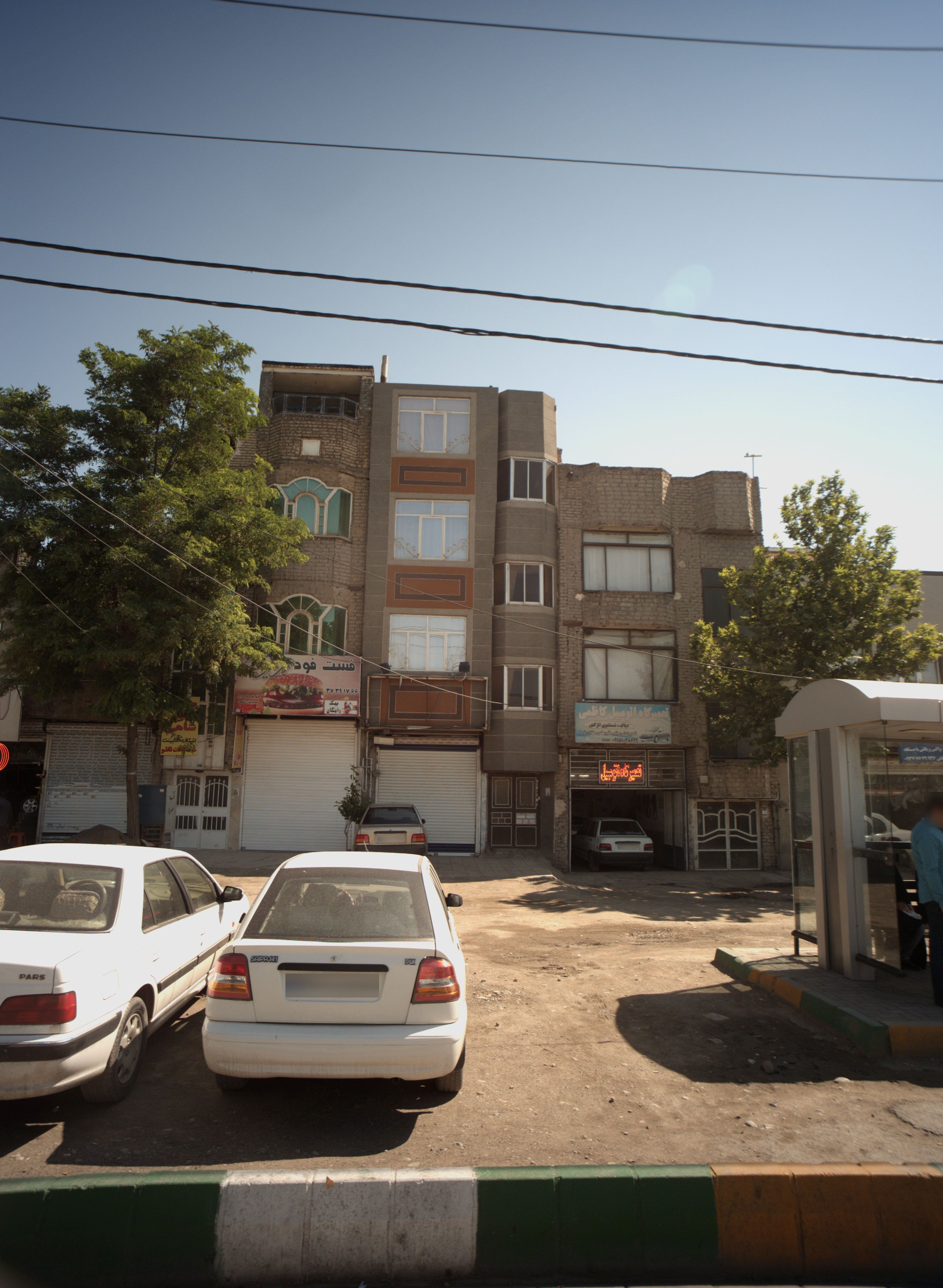 تعمیرگاه اتومبیل کاظمی
