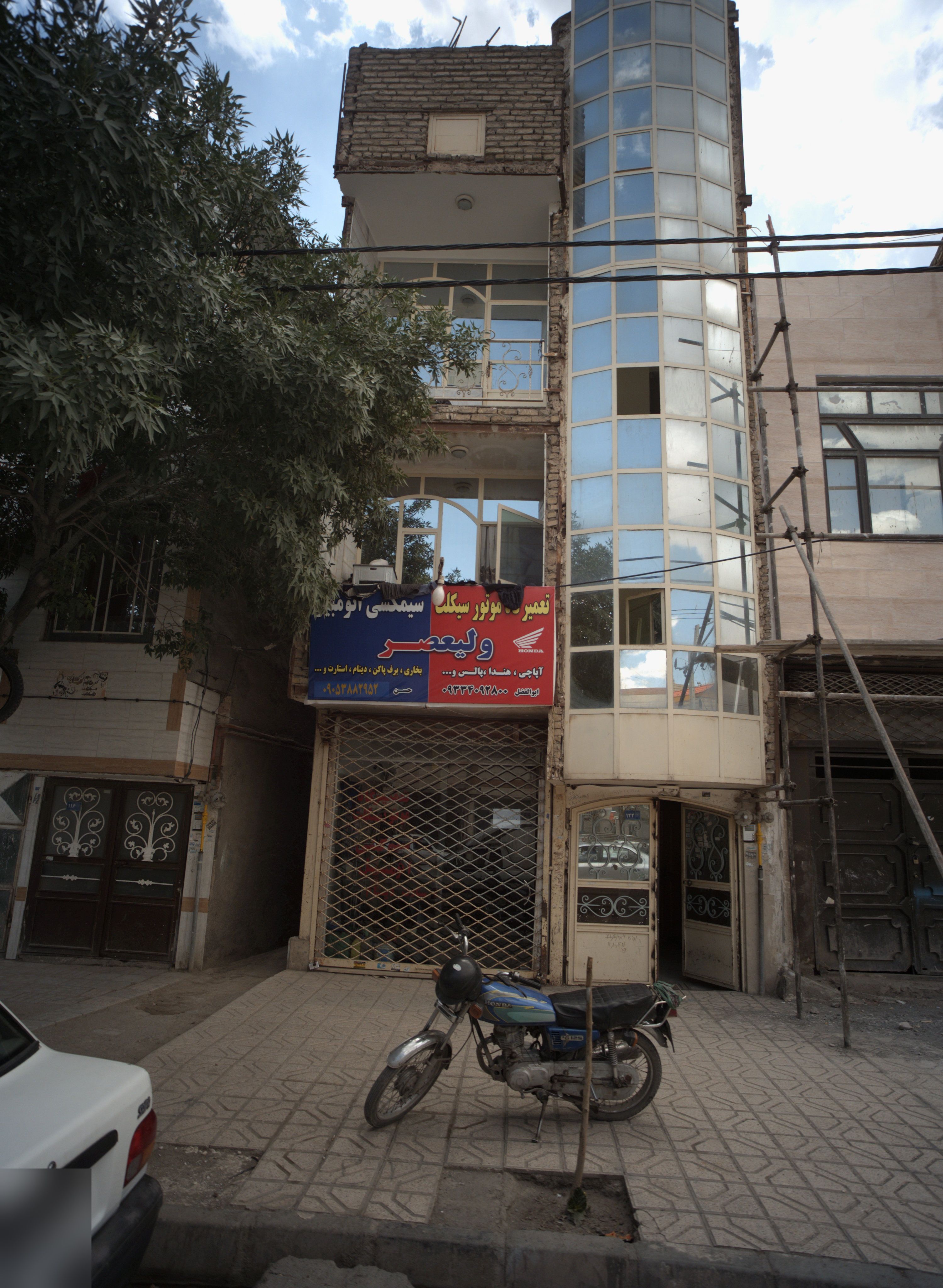 تعمیرگاه موتورسیکلت و باطری سازی اتومبیل ولیعصر
