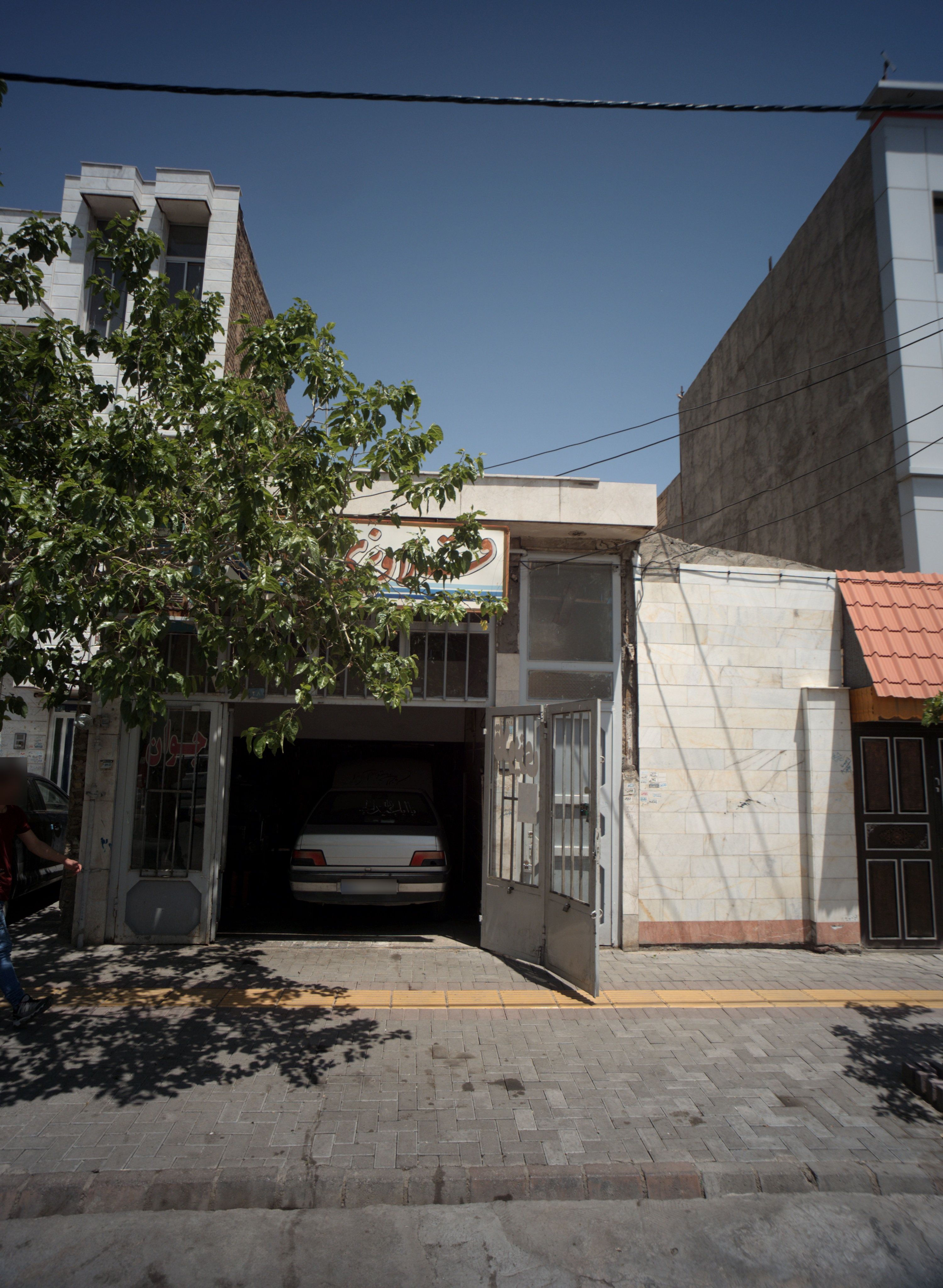 تعمیرگاه اتومبیل قلاویزی جوان