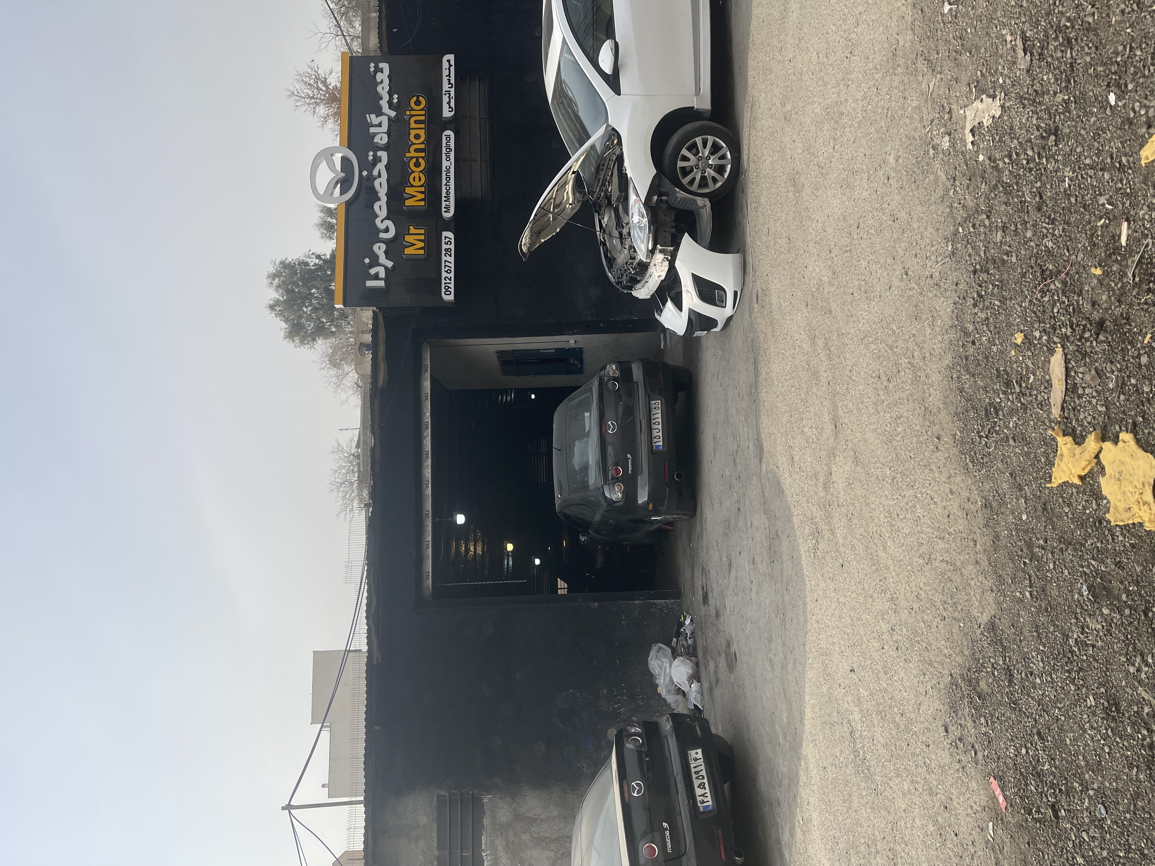 مستر مکانیک تعمیرگاه مزدا